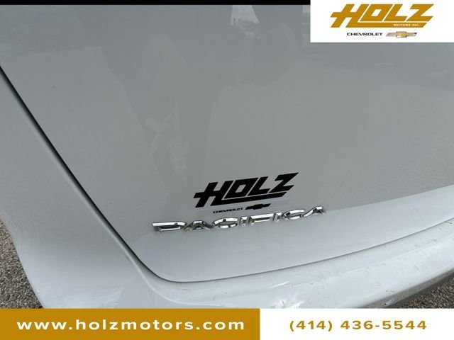 Used 2025 White Chrysler Select image 30
