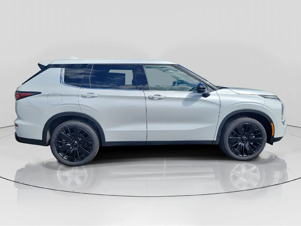 New 2026 White Mitsubishi LE 1.5T 2WD image 8