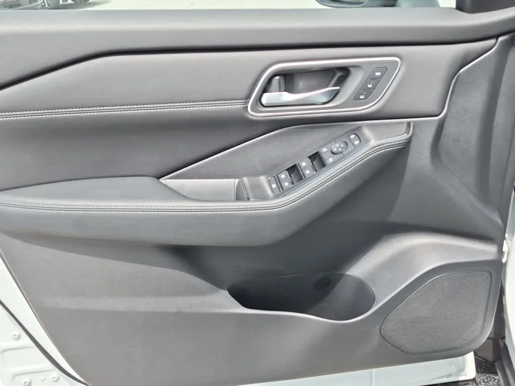 New 2026 Everest White Pearl TriCoat / Super Black Two-tone Nissan Platinum image 10