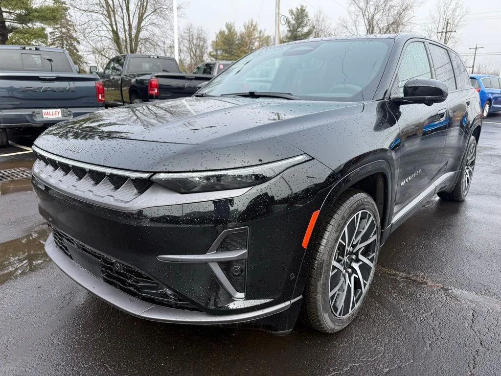 New 2025 Diamond Black Crystal Pearl-Coat Exterior Paint Jeep Limited image 7