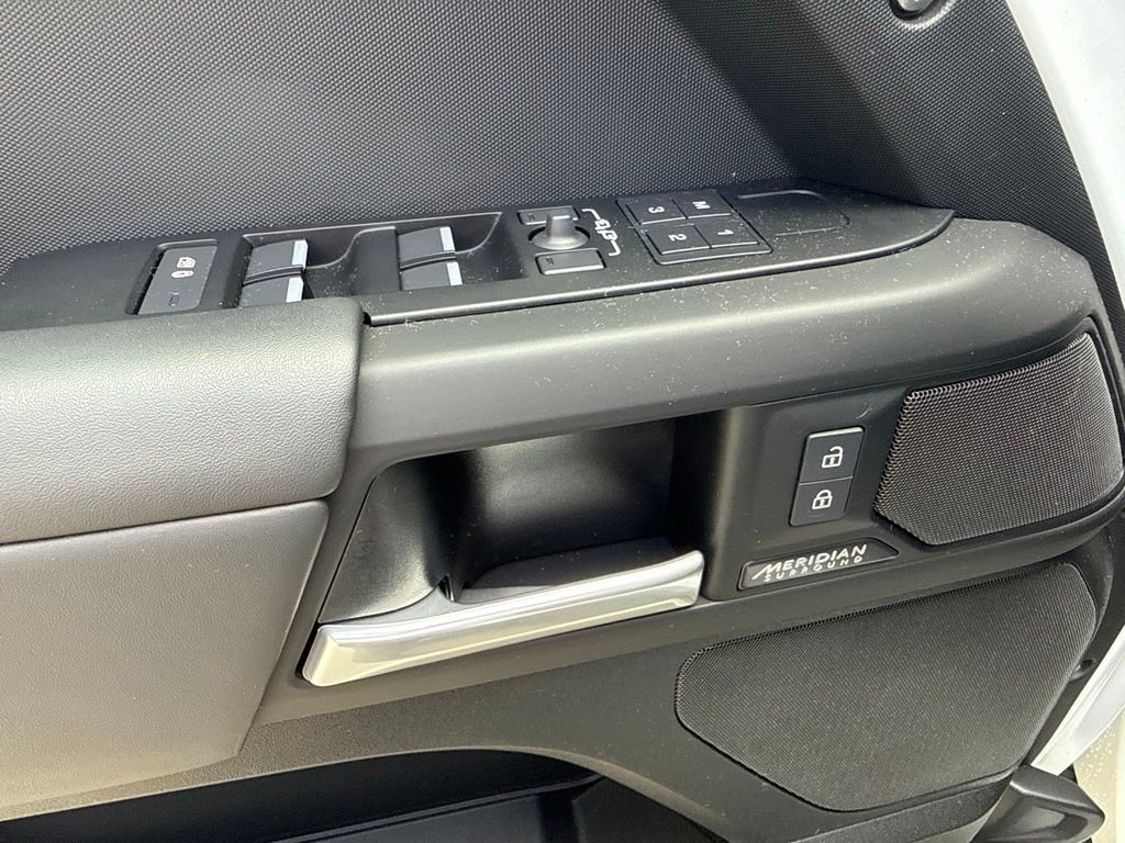 Used 2025 White Land Rover X-Dynamic SE image 9