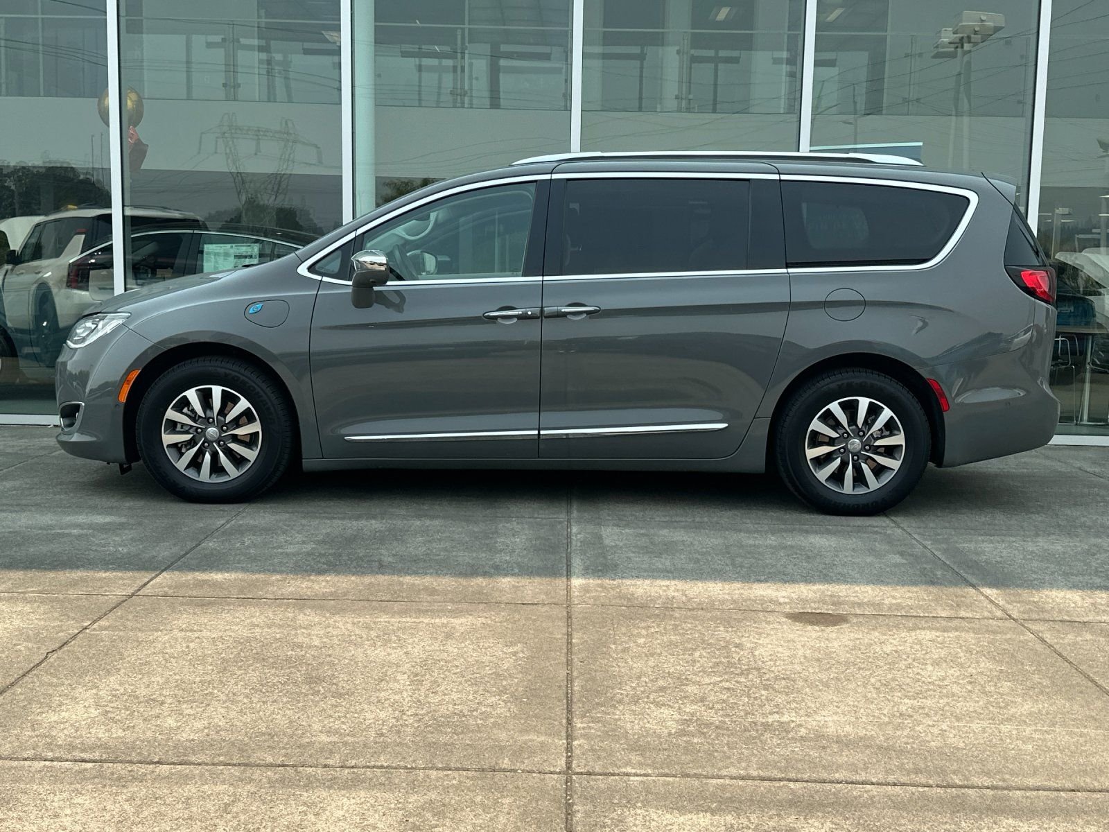 Used 2020 Ceramic Gray Clearcoat Chrysler Limited image 6