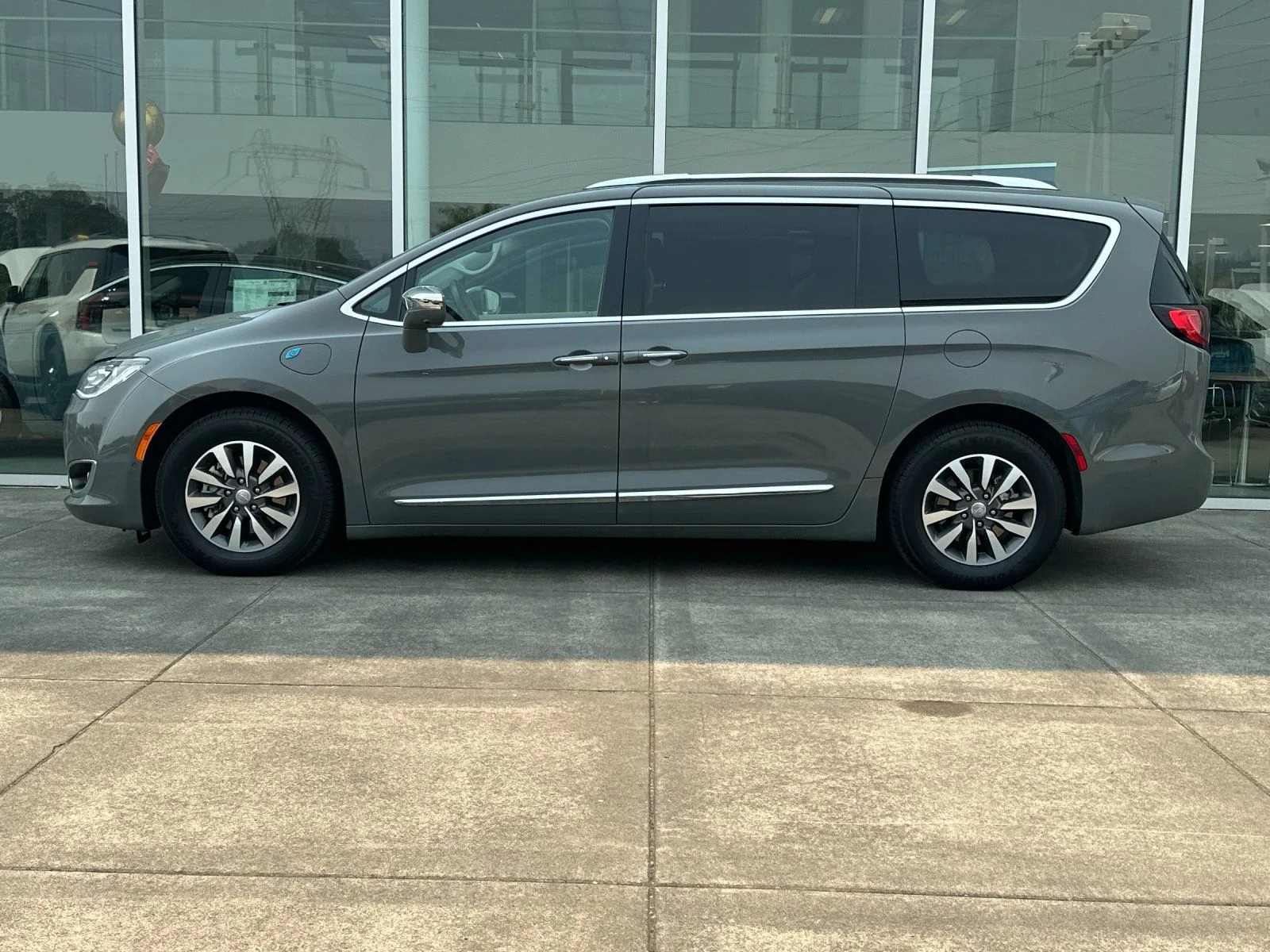 Used 2020 Ceramic Gray Clearcoat Chrysler Limited image 6