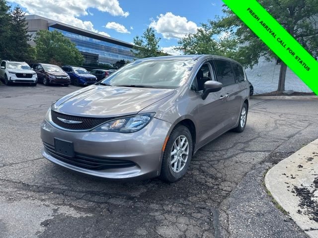 2017 Chrysler Pacifica Touring's photo