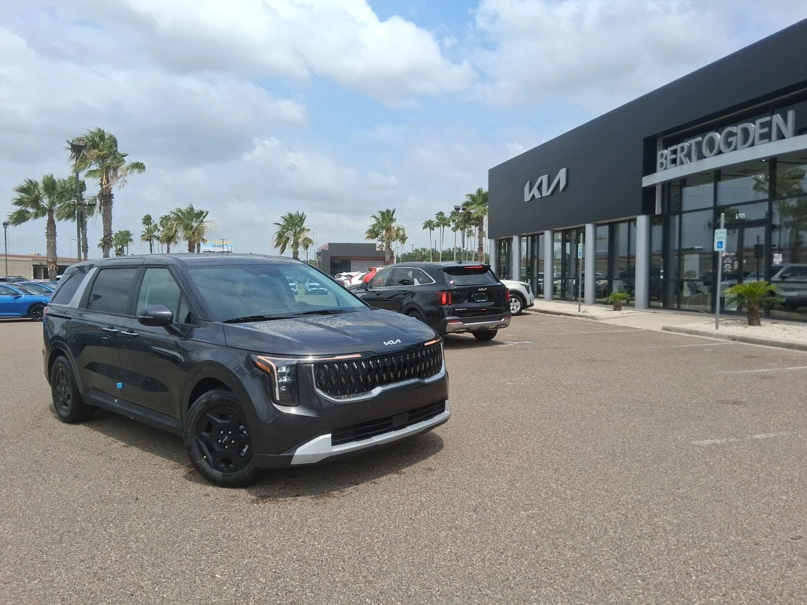 2026 Kia Sedona LXS's photo