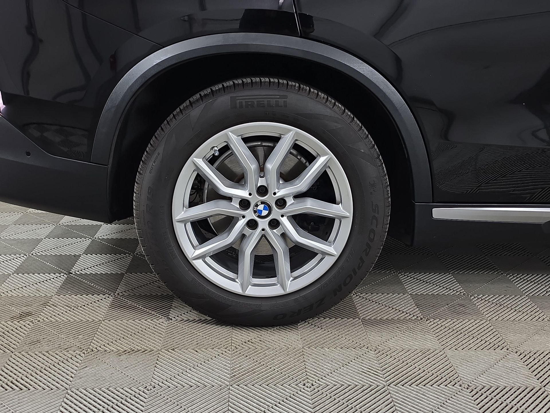 Used 2020 Black BMW sDrive40i image 9