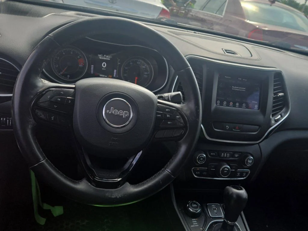 Used 2019 Silver Jeep Latitude Plus image 6