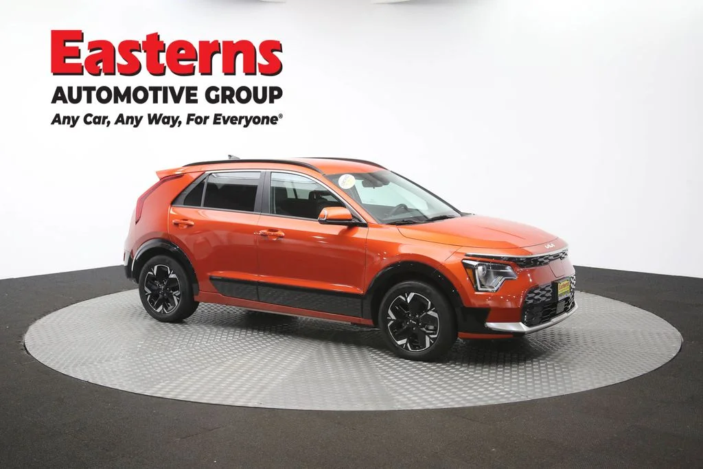 Used 2023 Red Kia Wind image 46