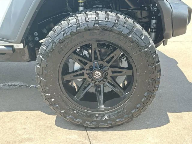 New 2026 Bright White Clear-Coat Exterior Paint Jeep Sport S image 10