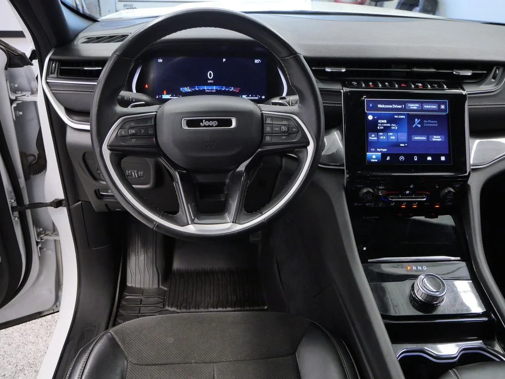 Used 2022 White Jeep Altitude image 19