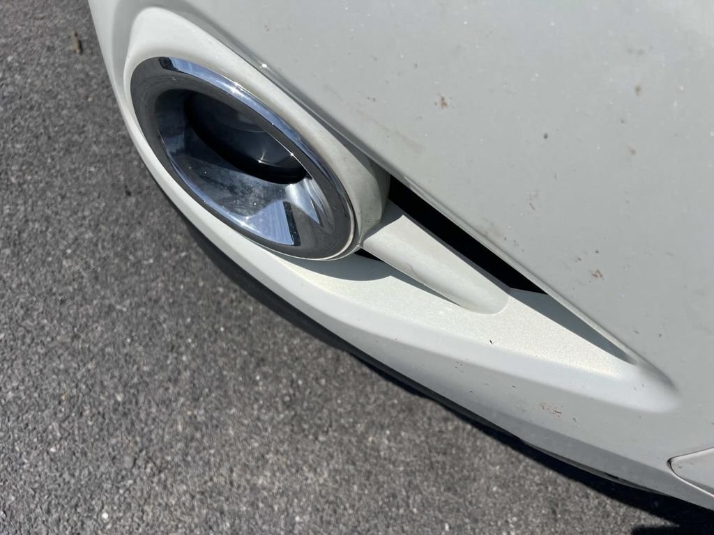 Used 2014 White Nissan SL image 7