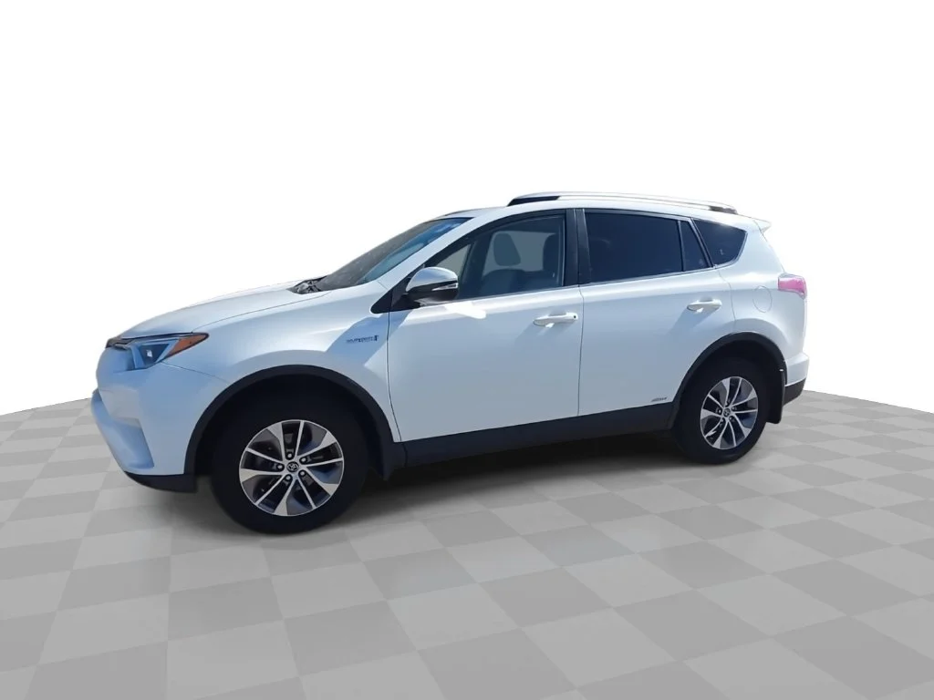 Used 2018 White Toyota XLE image 4