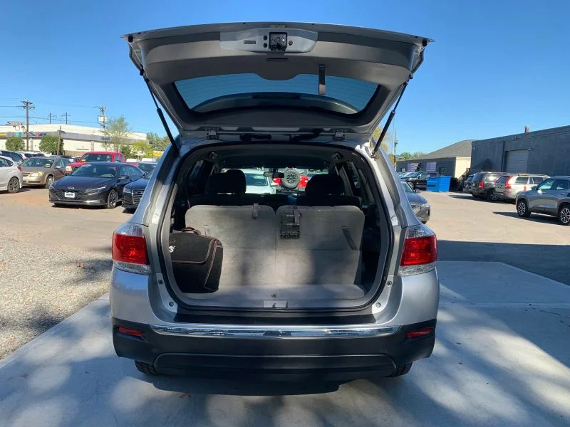 Used 2011 Silver Toyota Sport Utility 4D image 37