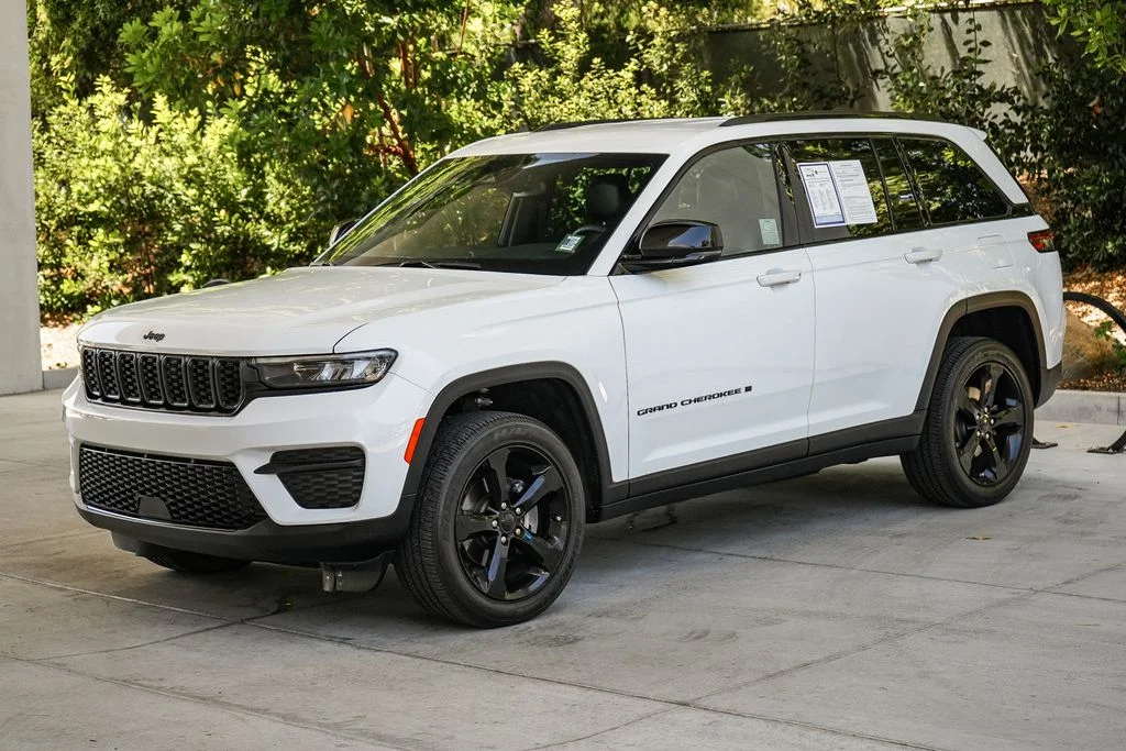 Used 2023 White Jeep Altitude X image 3