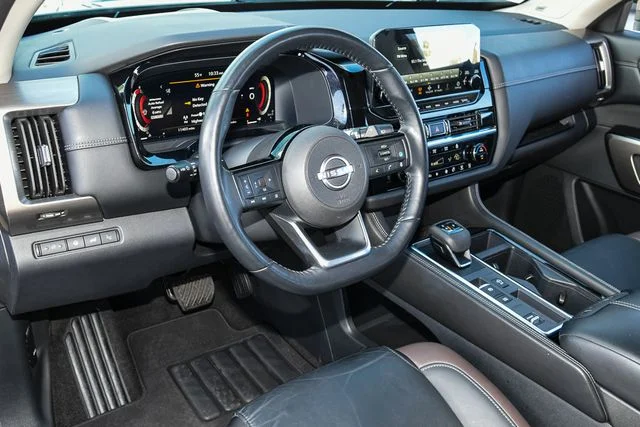 Used 2025 White Nissan Platinum image 15