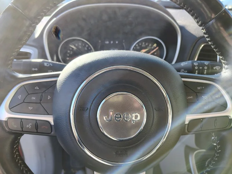 Used 2018 Red Jeep Latitude image 12