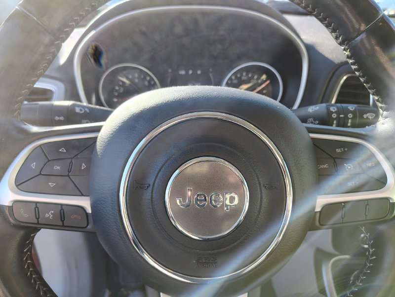 Used 2018 Red Jeep Latitude image 12