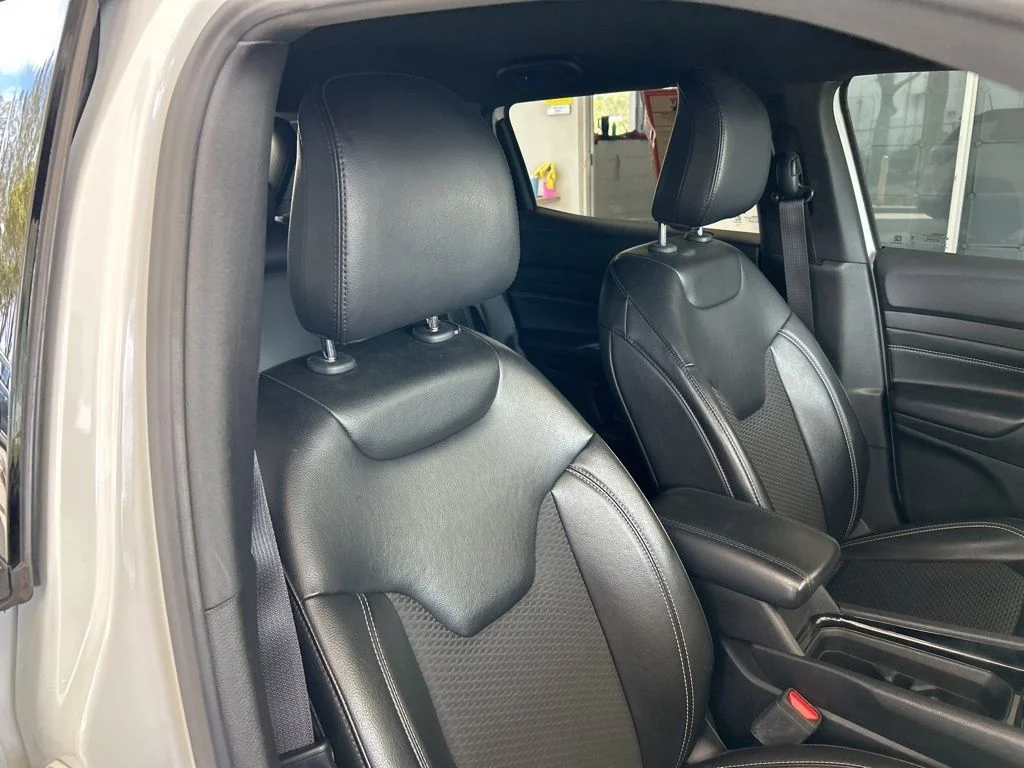 Used 2023 White Jeep Altitude image 21