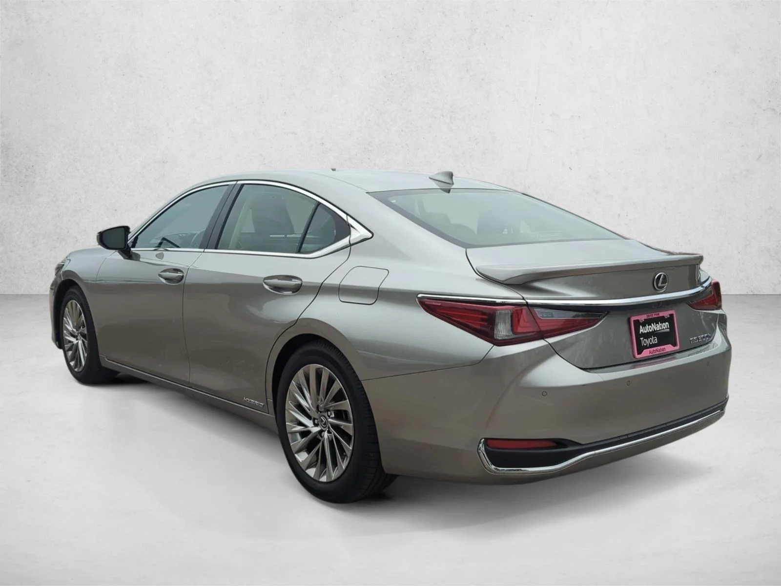 Used 2019 Atomic Silver Lexus ES 300h Luxury image 7