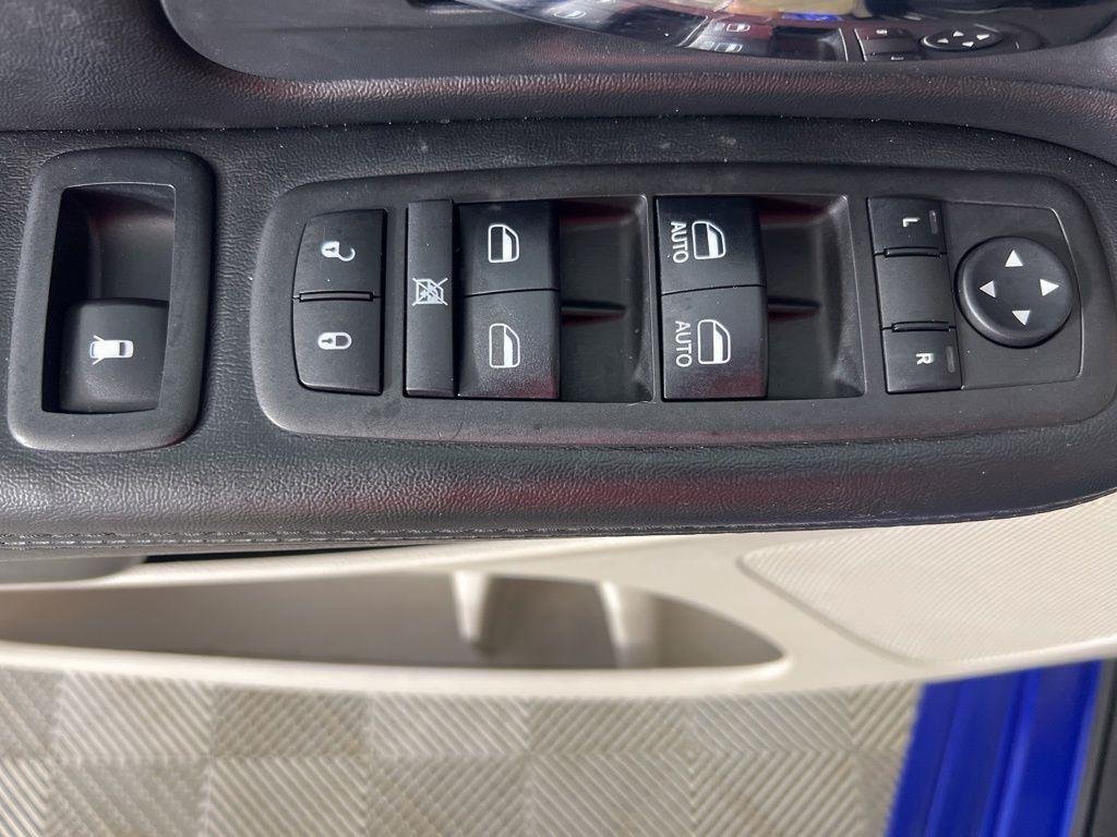 Used 2019 Indigo Blue Dodge SE image 10