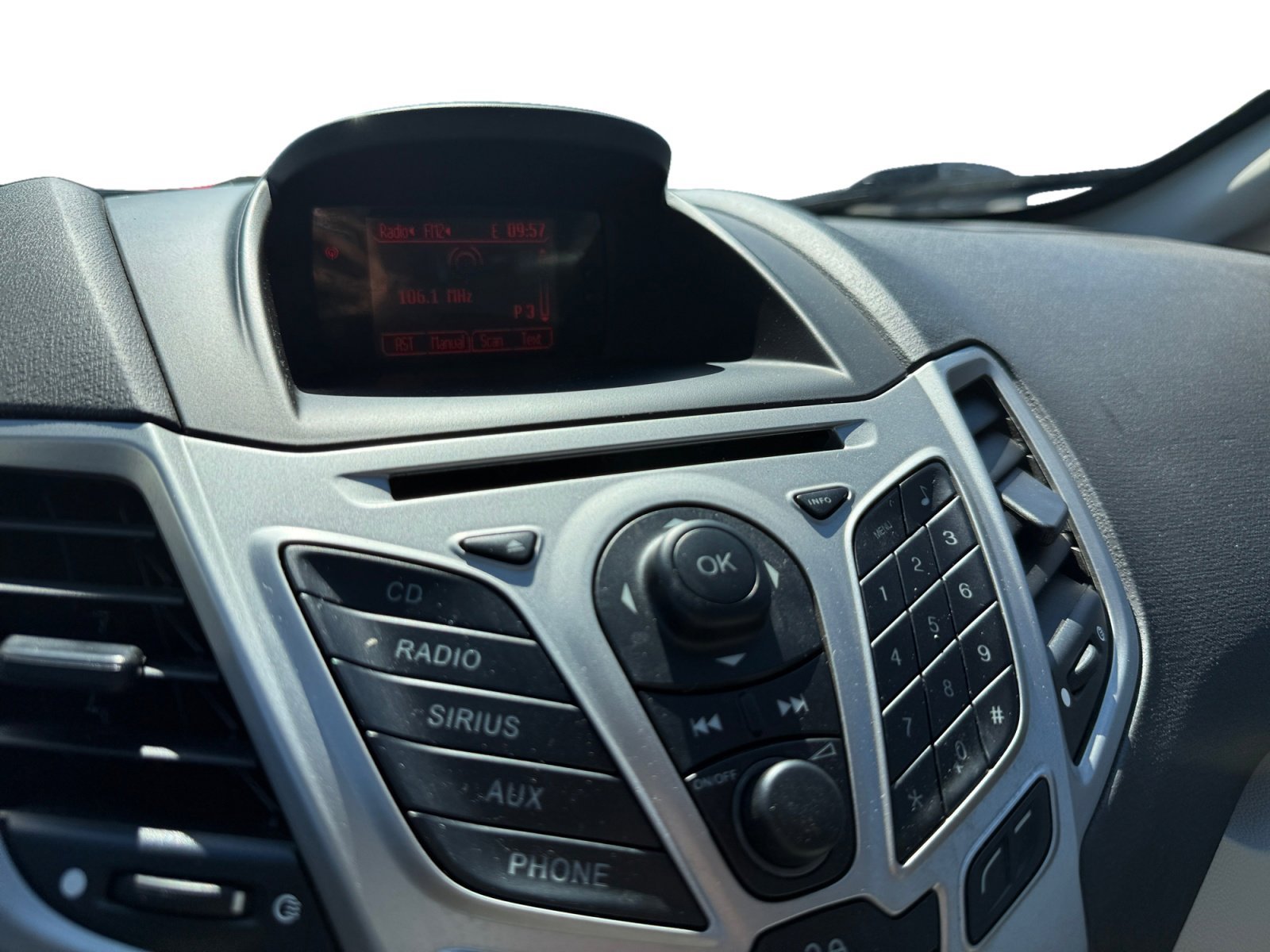 Used 2013 Oxford White Ford SE image 12