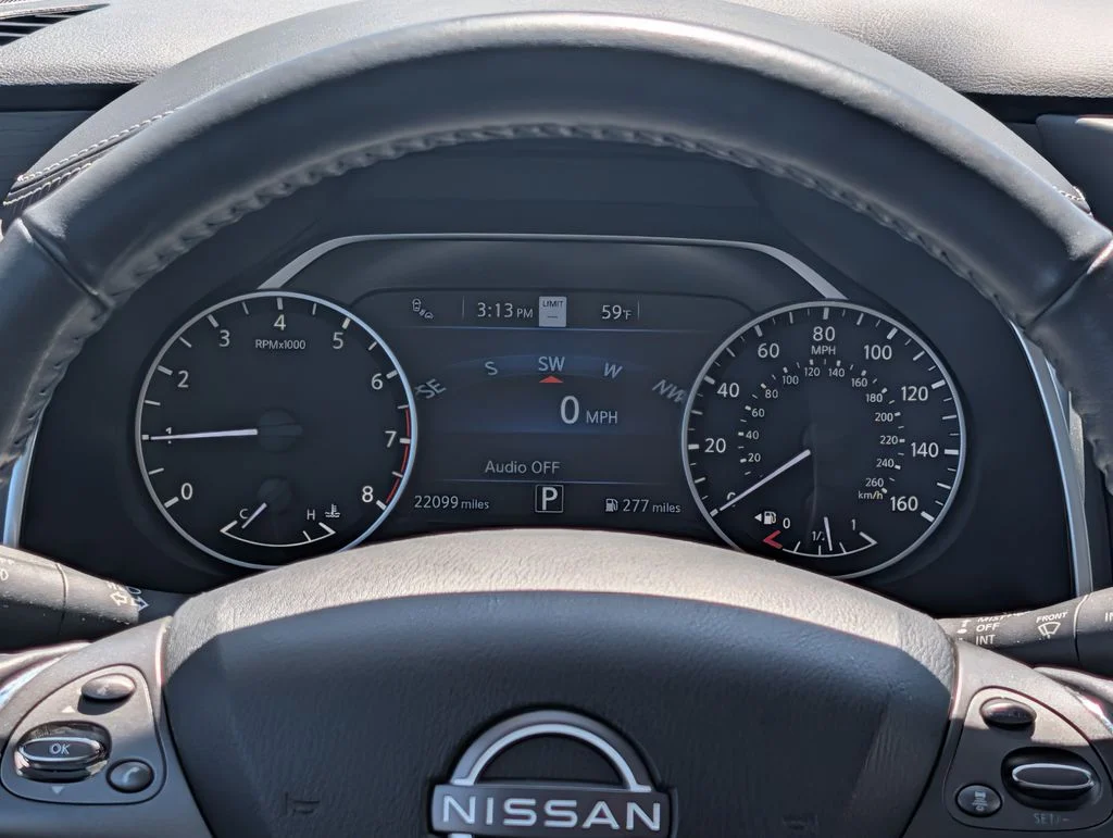 Used 2023 White Nissan Platinum image 13