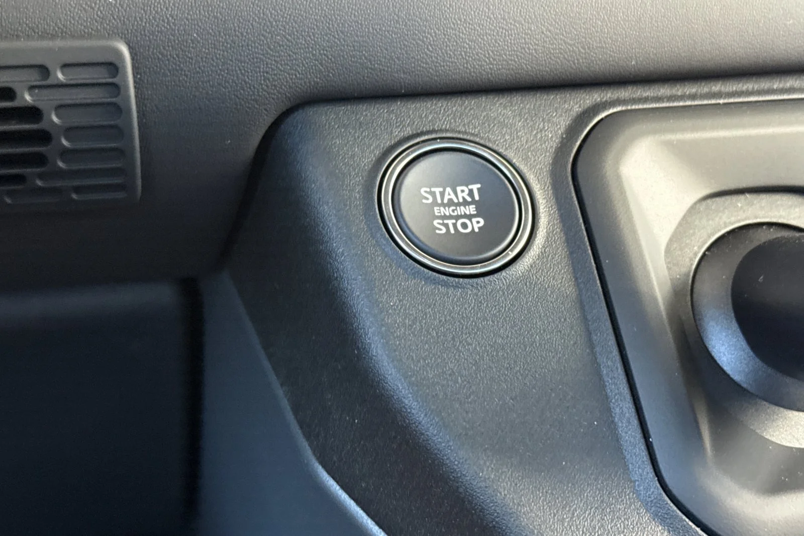 2025 Land Rover Defender X-Dynamic SE - Photo 23