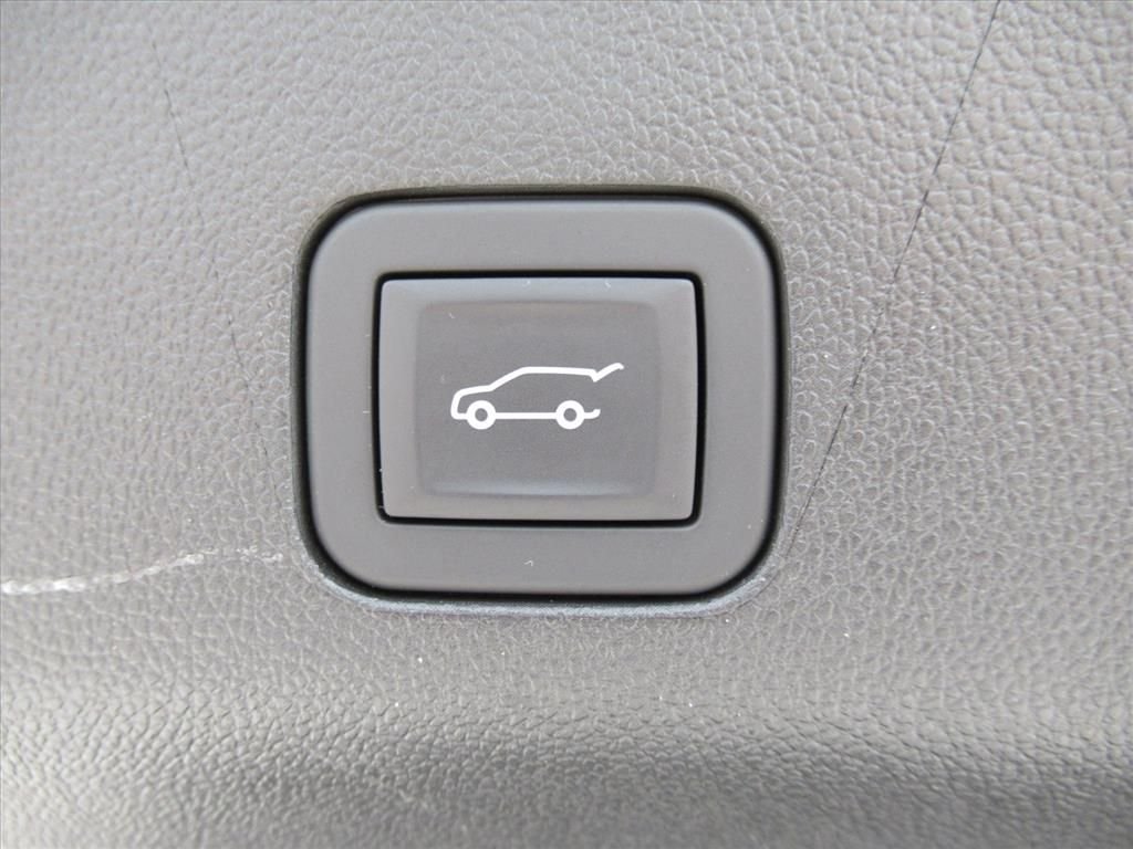 Used 2025 Silver GMC Denali image 37