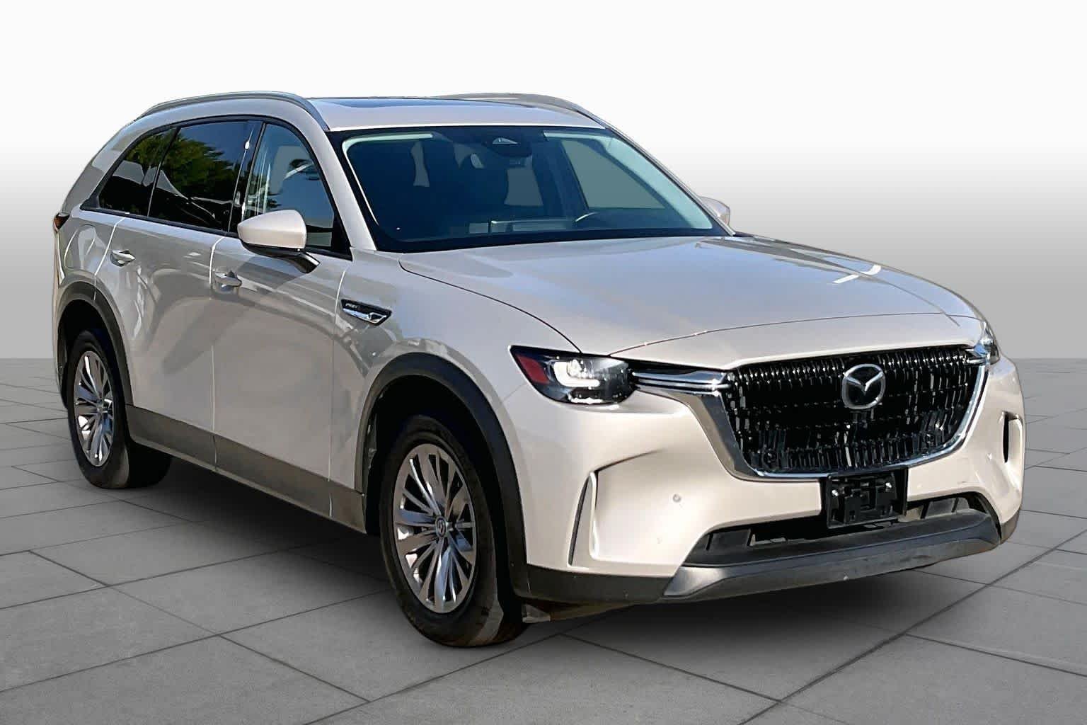 Used 2025 Platinum Quartz Mazda Preferred Package image 3