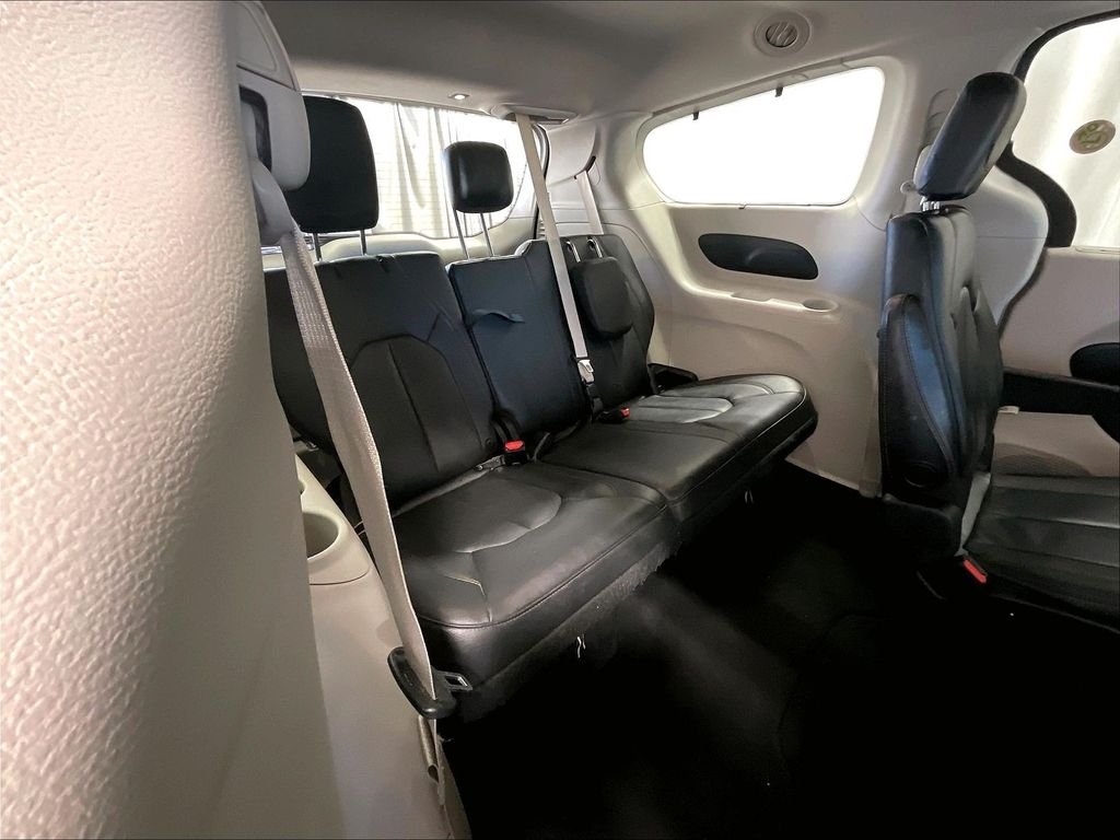 Used 2018 White Chrysler Touring L image 17
