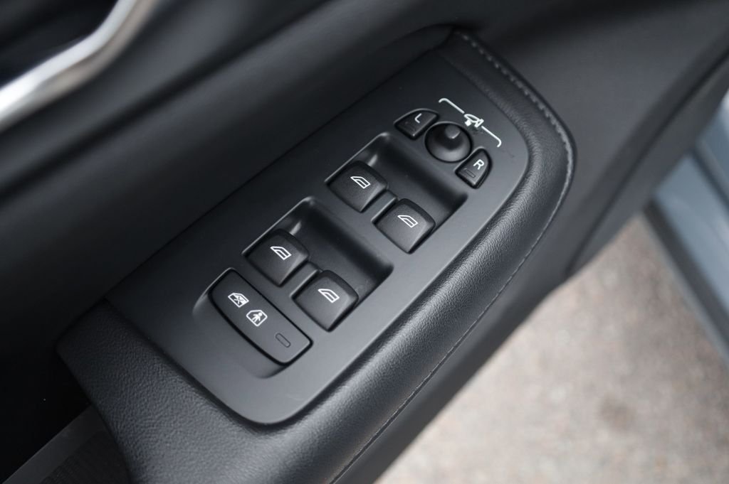 Used 2023 Gray Volvo B5 Plus Dark Theme image 17