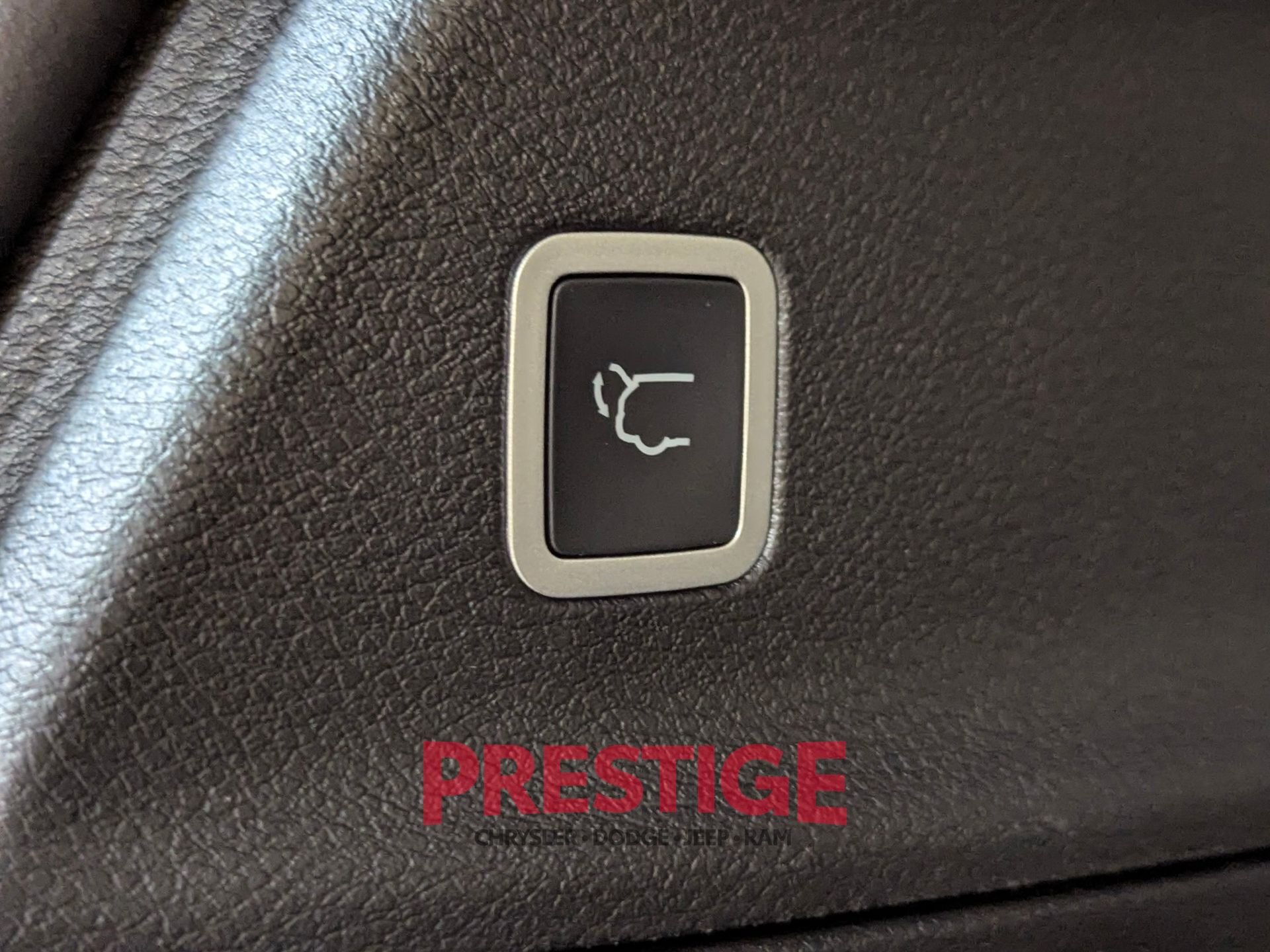 New 2026 Diamond Black Crystal Pearl-Coat Exterior Paint Chrysler Select image 8