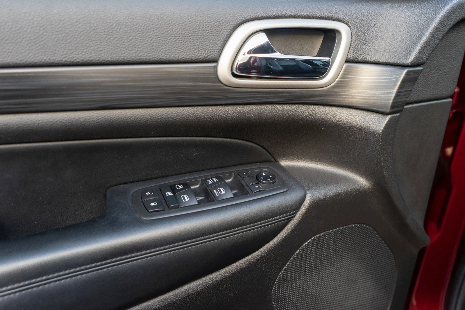Used 2020 Velvet Red Pearlcoat Jeep Altitude image 15