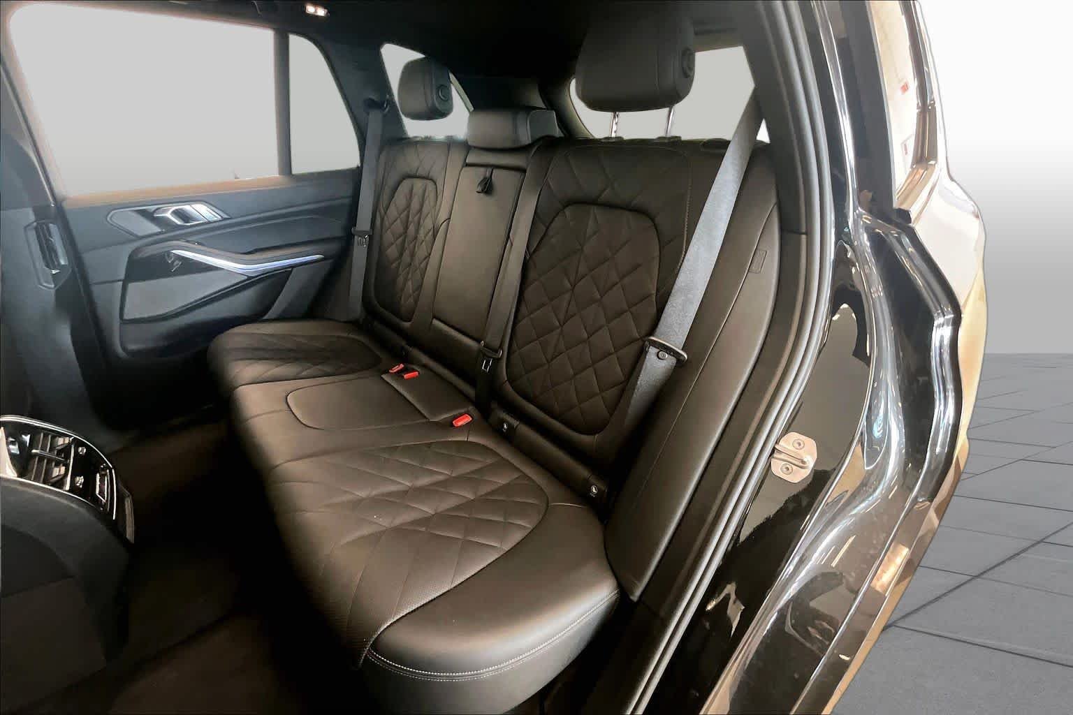 Used 2024 Black Sapphire Metallic BMW sDrive40i image 18