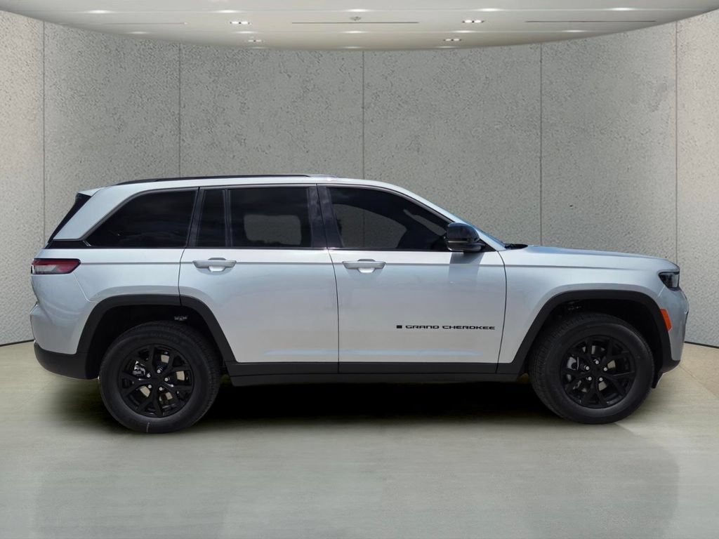 New 2026 Silver Zynith Exterior Paint Jeep Laredo Altitude image 2