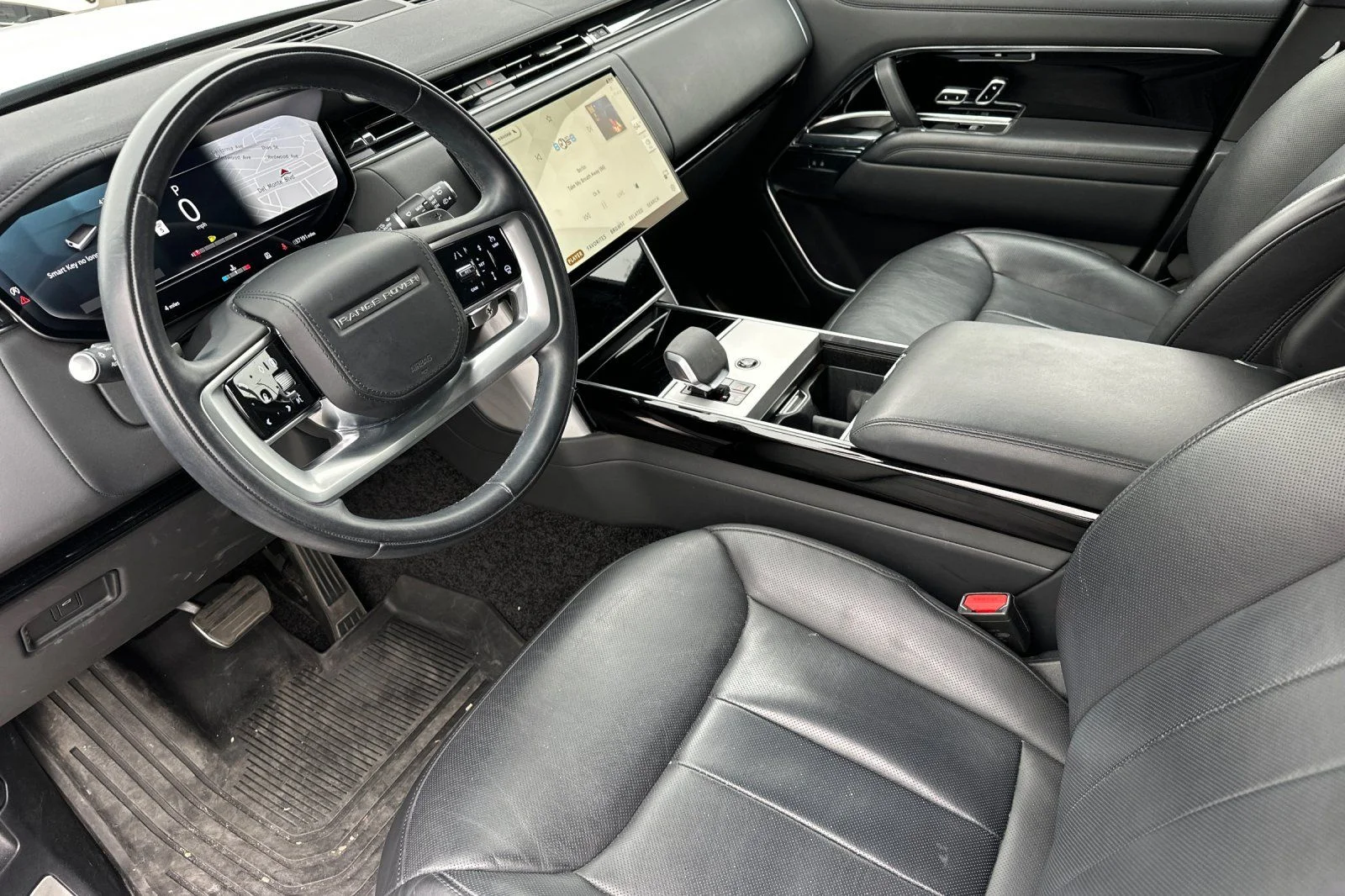 Used 2024 White Land Rover SE image 11