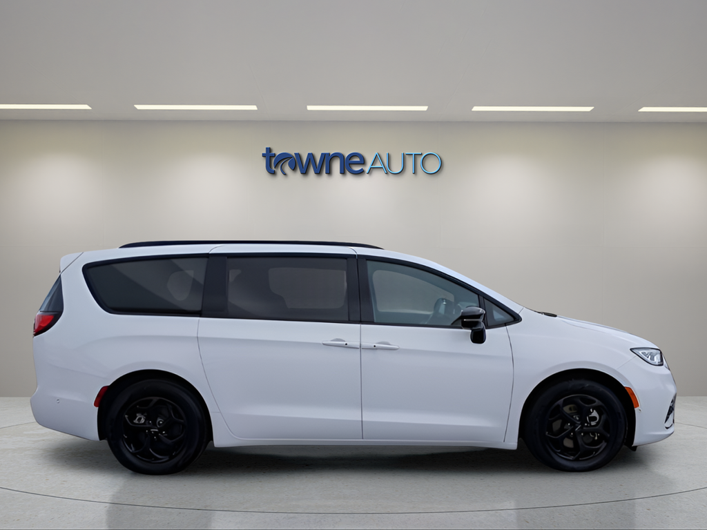 Used 2024 White Chrysler Select image 6