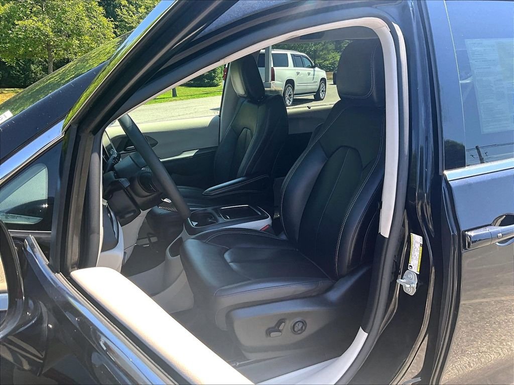 Used 2024 Black Chrysler Touring L image 10