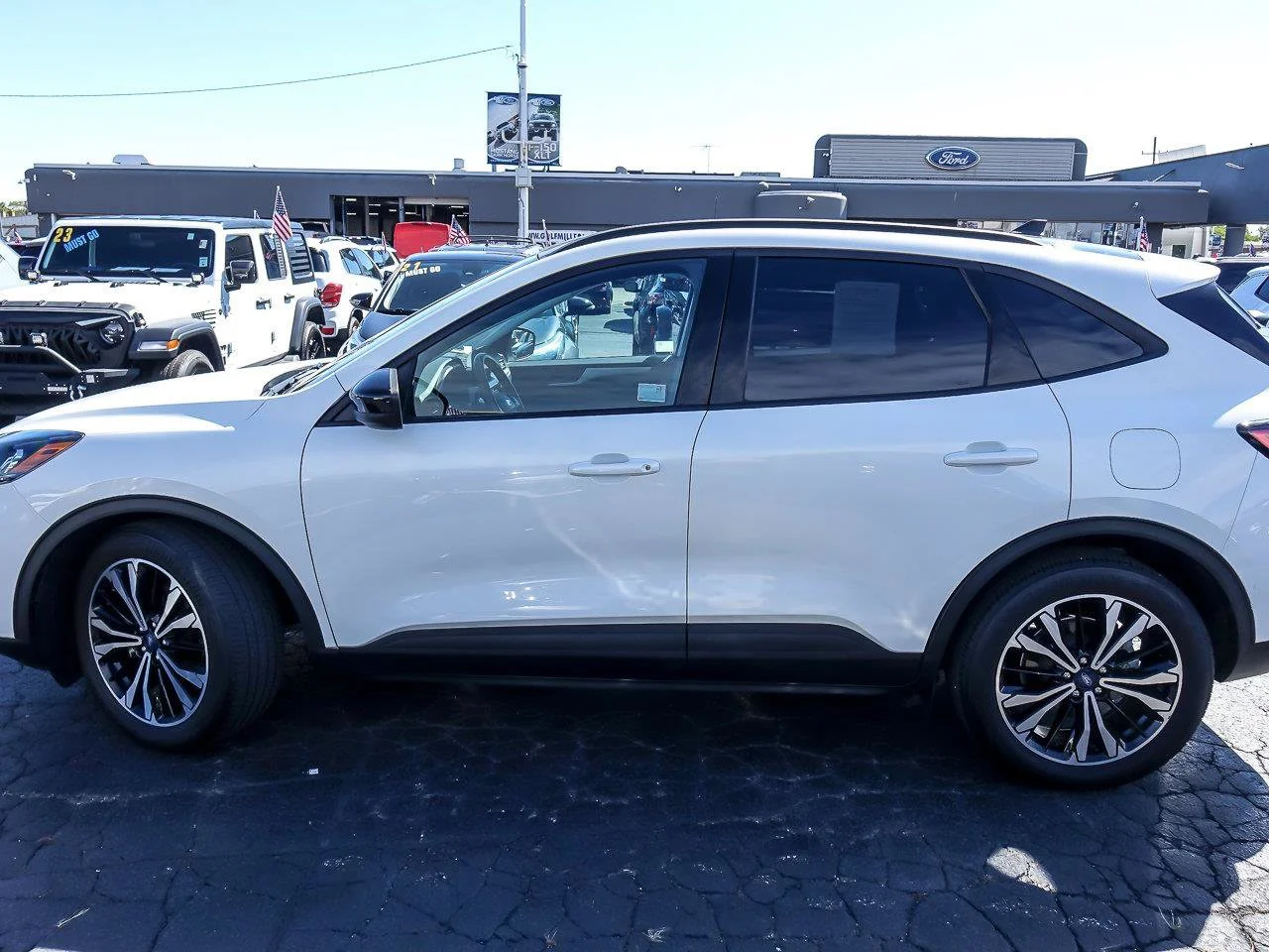 Used 2022 White Metallic Ford SE image 5