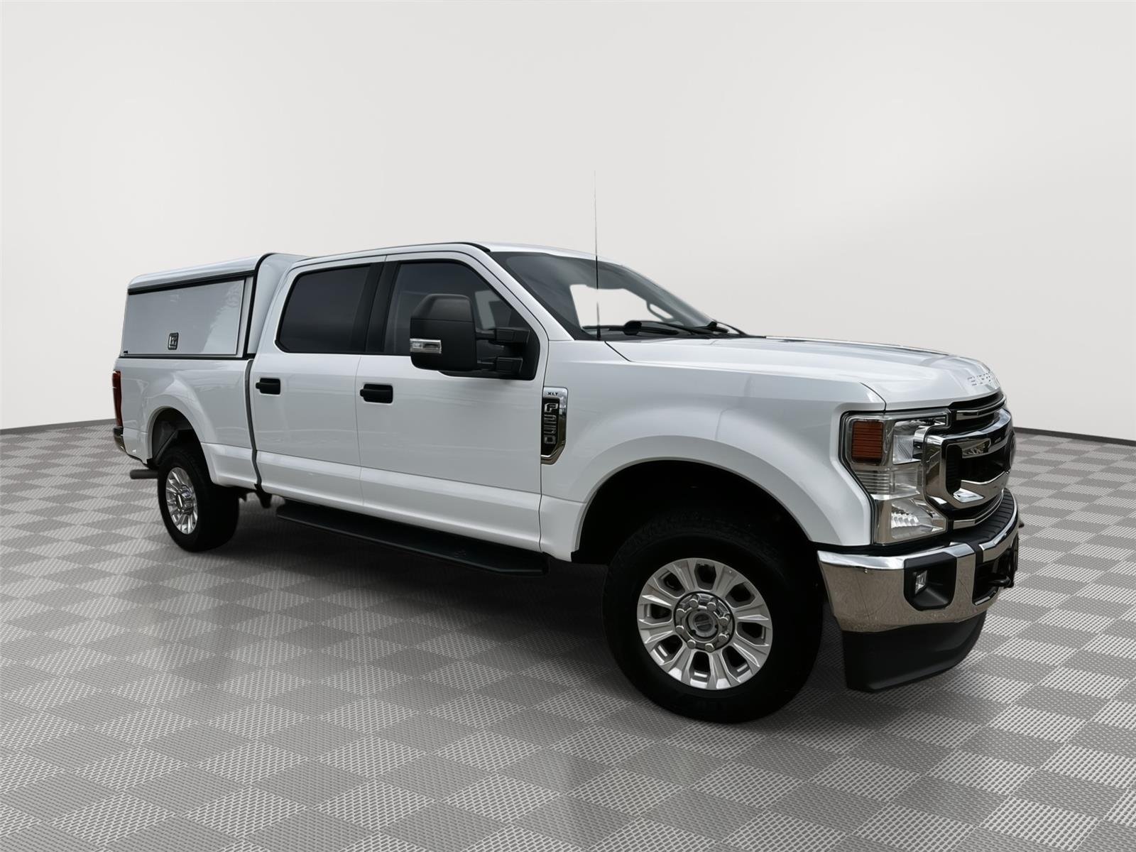 Used 2022 Oxford White Ford XLT image 1