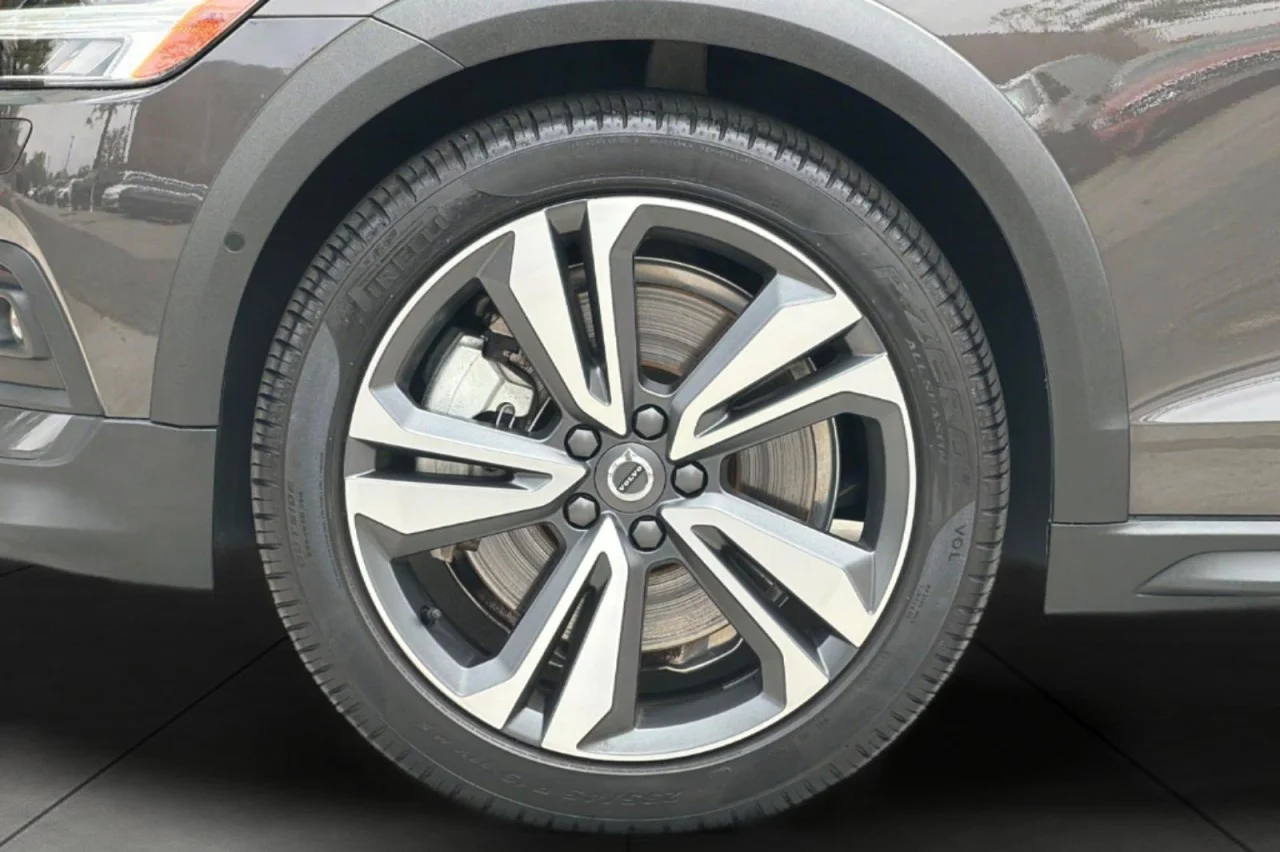 Used 2025 GREY Volvo Plus image 26