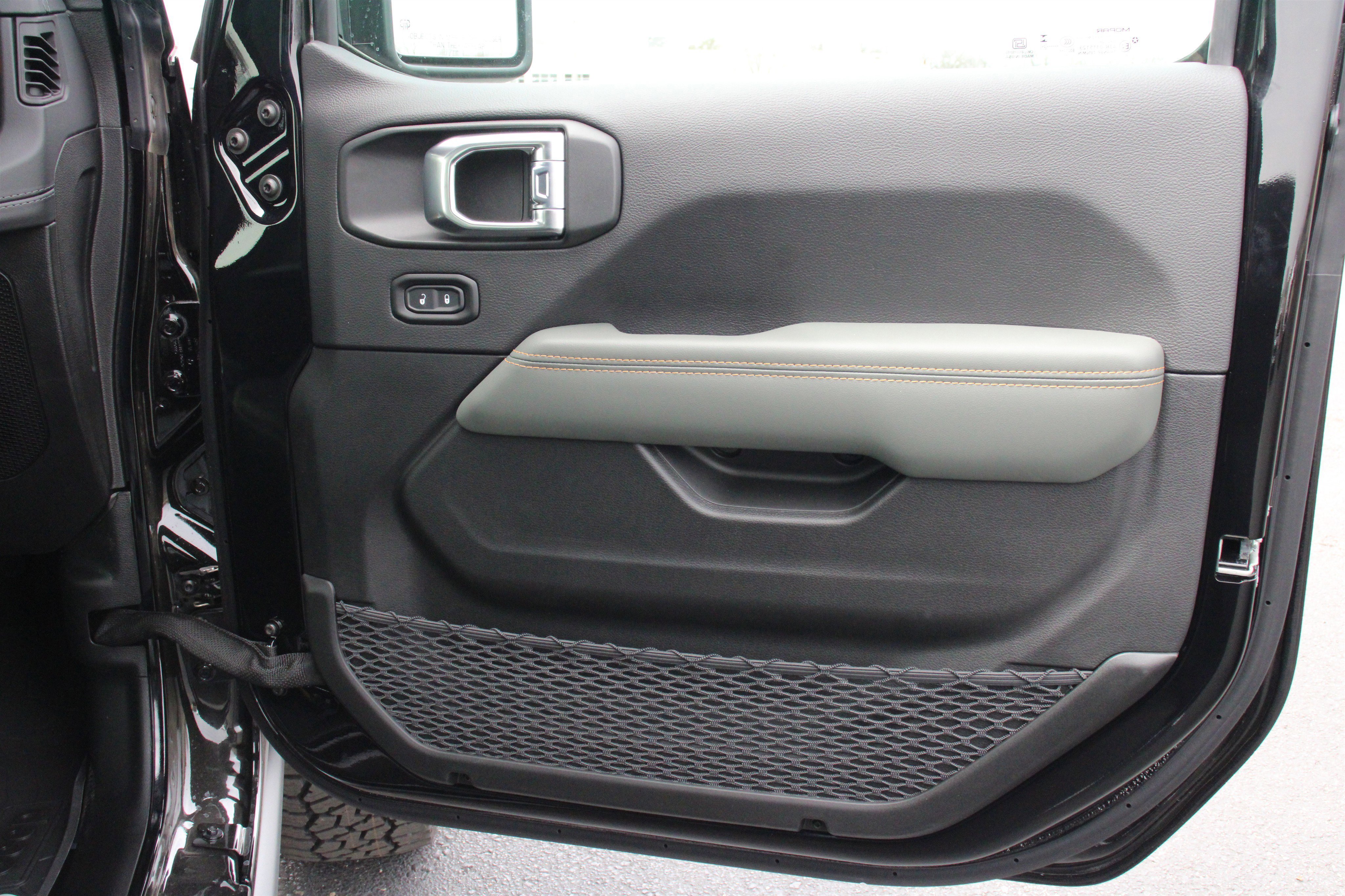 New 2026 Black Clear-Coat Exterior Paint Jeep Mojave X image 30