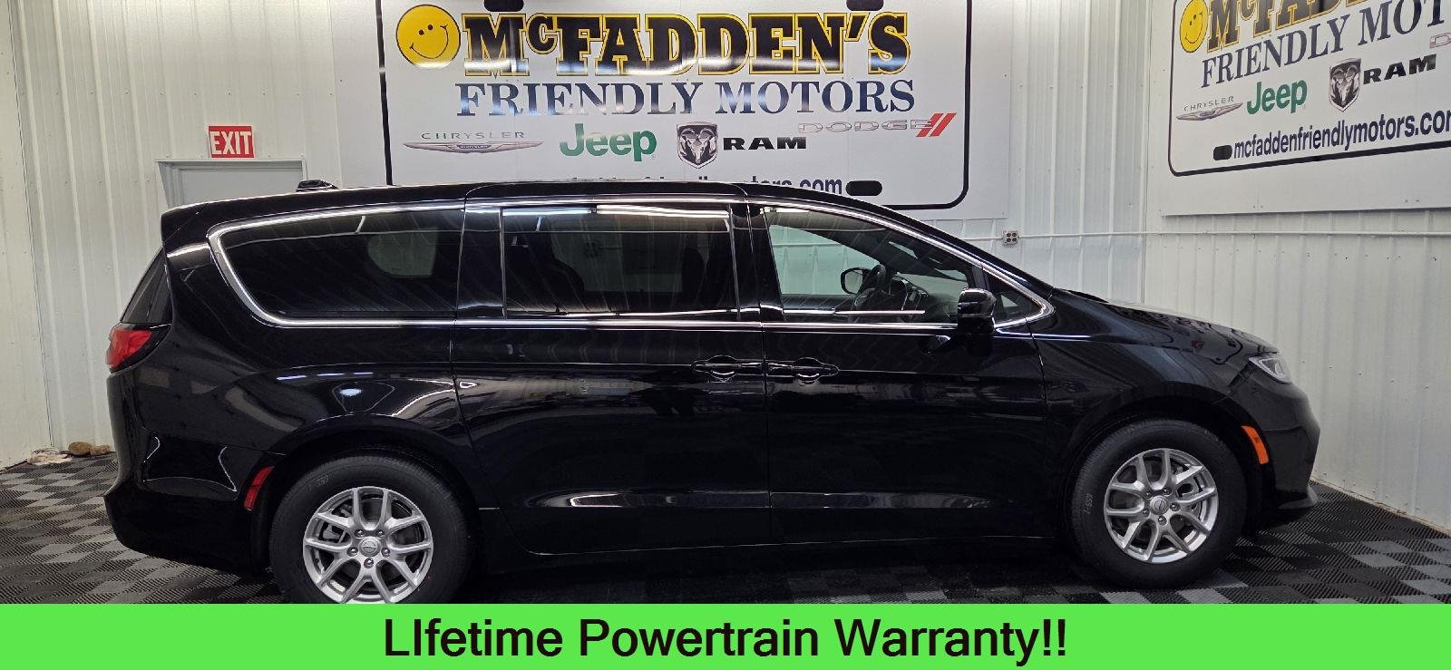 2026 Chrysler Pacifica Select's photo