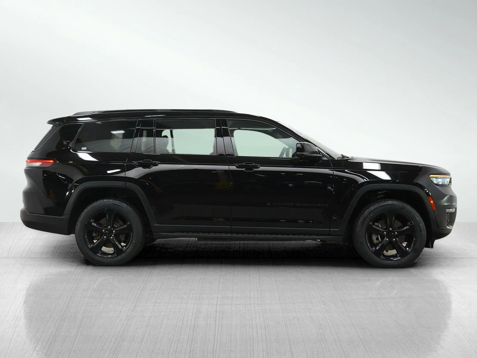 Used 2024 Diamond Black Crystal Pearlcoat Jeep Limited image 6