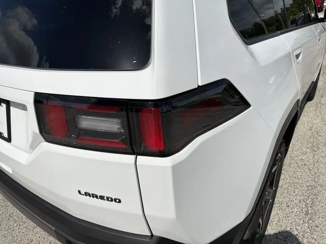 New 2026 Bright White Clear-Coat Exterior Paint Jeep Laredo image 9