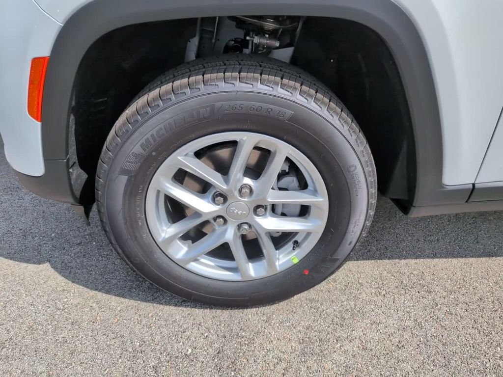 New 2026 Bright White Clear-Coat Exterior Paint Jeep Laredo X image 15