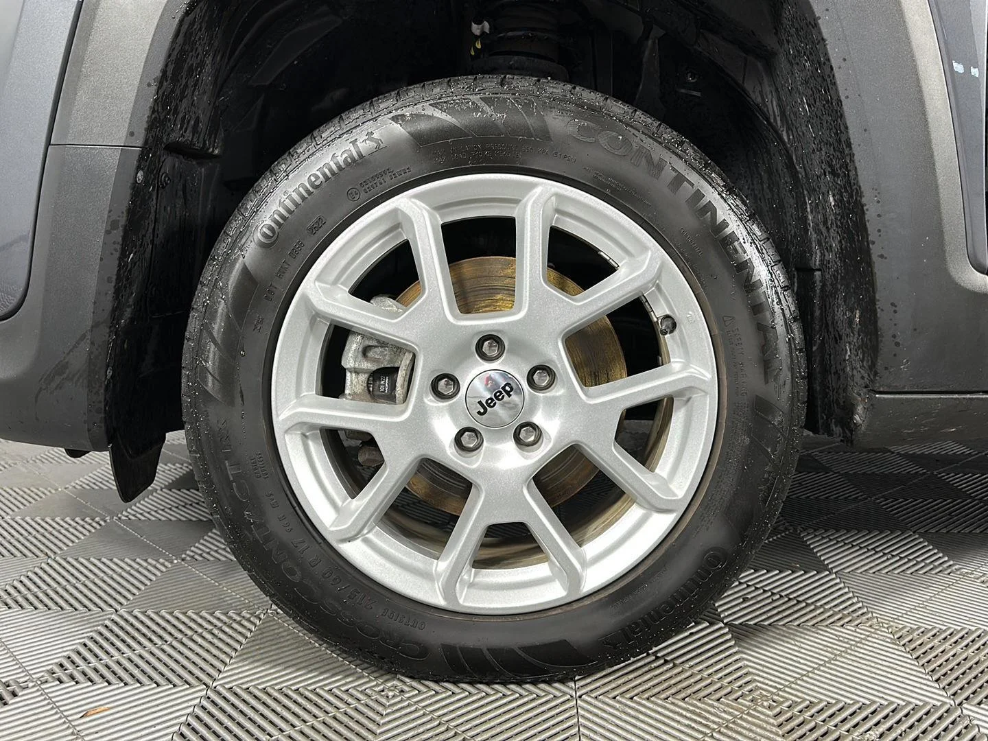 Used 2022 Graphite Gray Jeep Latitude image 9