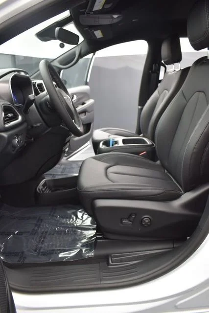 2026 Chrysler Pacifica Select - Photo 9