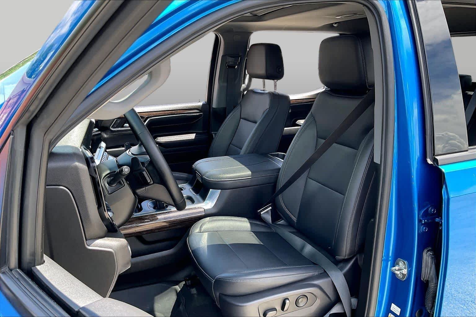 Used 2024 Dynamic Blue Metallic GMC Elevation image 8