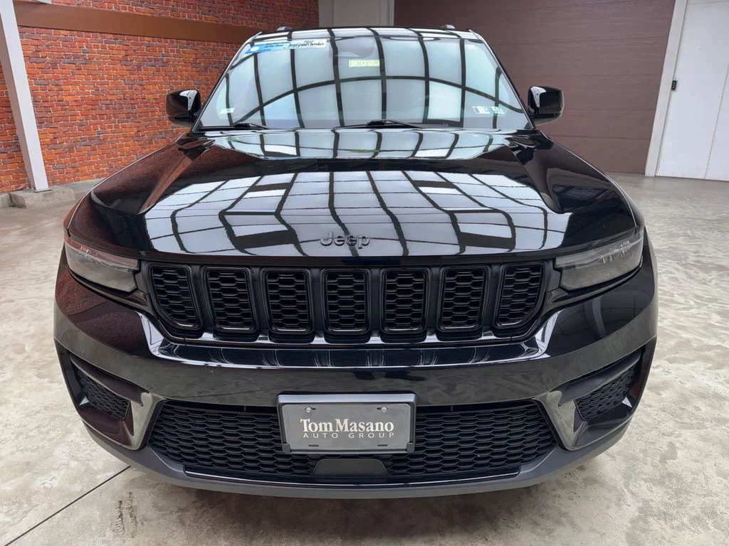 Used 2023 Diamond Black Jeep Altitude X image 8